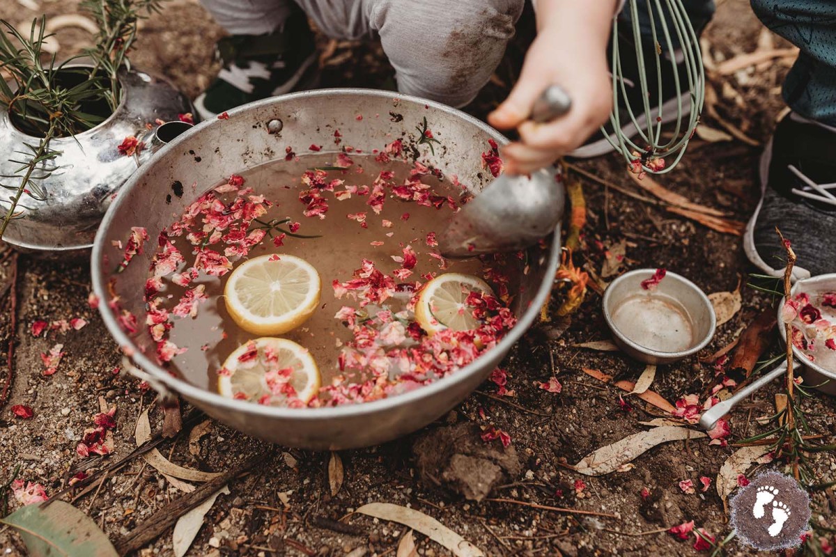 Kew Bush Play ~ Mud Pies, Magic Potions & Nature Craft