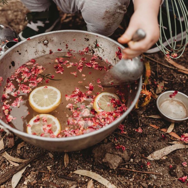 Kew Bush Play ~ Mud Pies, Magic Potions & Nature Craft